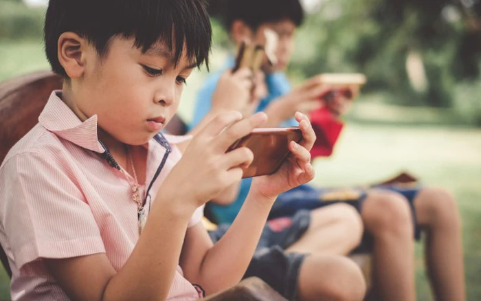 Tác hại của việc cho trẻ dùng điện thoại nhiều đến chiều cao