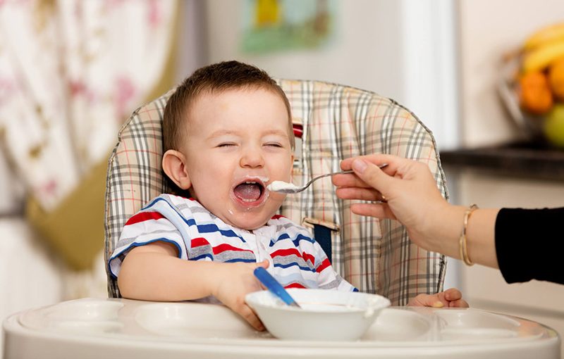 Yếu tố tâm lý trong ăn dặm của trẻ dưới 12 tháng tuổi